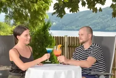 Gedeckter Tisch im Hotel Bellevue Garten mit Blick ins Grüne